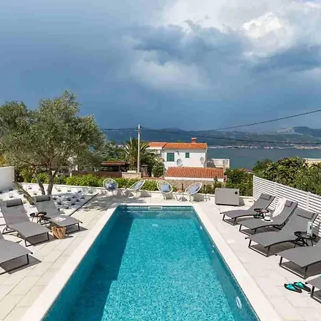 In Arbanija With Sea View, Terrace, Air Conditioning, Wifi 5139-5 Traù