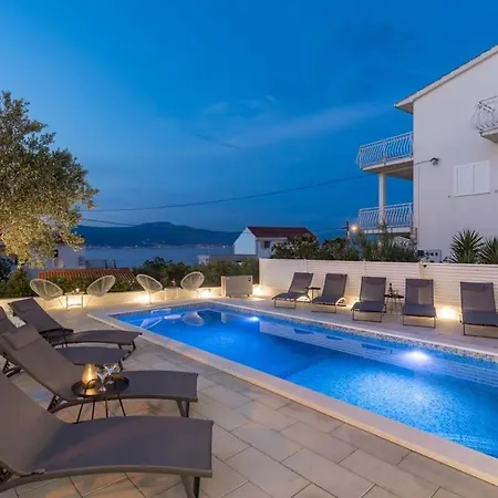 In Arbanija With Sea View, Terrace, Air Conditioning, Wifi 5139-5 Apartman *