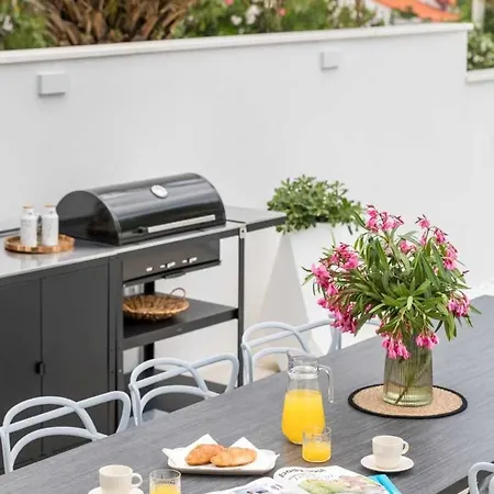 In Arbanija With Sea View, Terrace, Air Conditioning, Wifi 5139-5 Apartman *